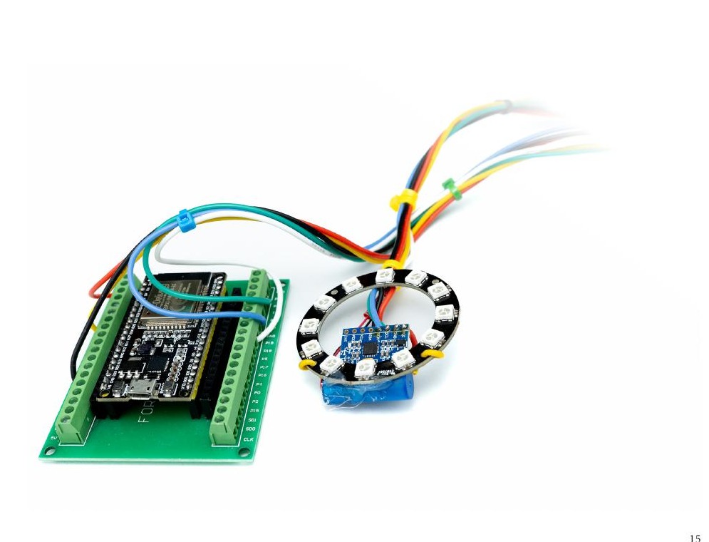 Den første prototype kombinerede ESP32, en lille LED-ring, en MPU-6050-bevægelsessensor og en vibrationsmotor. Foto: Kåre Buje.