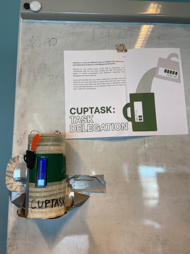 CupTask-prototype og projektpræsentation monteret på en tavle