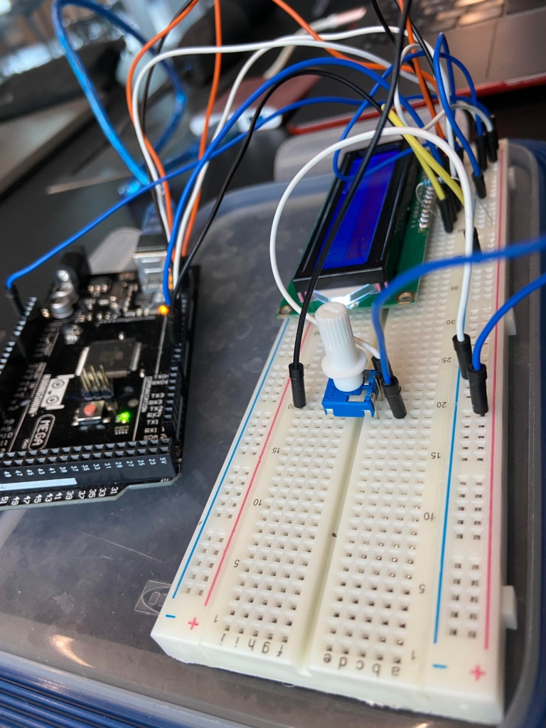 Arduino, breadboard, display og ledninger under udviklingen af CupTask