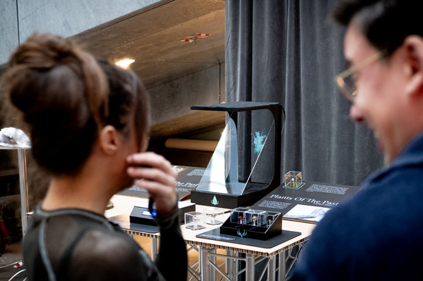 Besøgende afprøver Plants of the Past-installationen på ITU EXPO